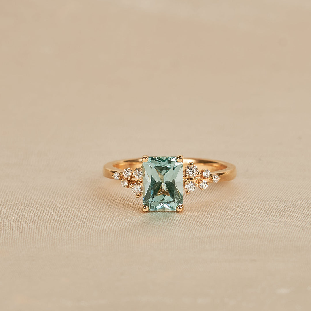 Zoe - In Stock - Bluish Green Spinel Radiant Lab Grown Diamond Ring Snowdrift - 18K Yellow Gold - 1,5 ct
