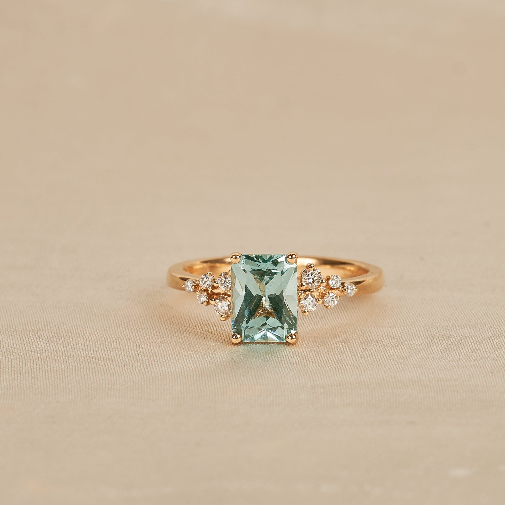 Zoe - In Stock - Bluish Green Spinel Radiant Lab Grown Diamond Ring Snowdrift - 18K Yellow Gold - 1,5 ct