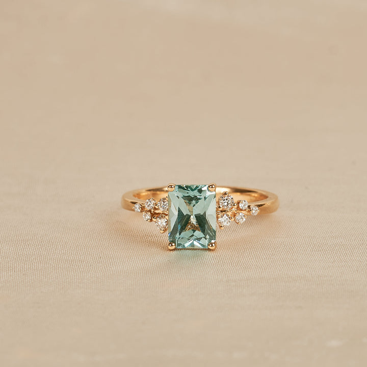 Zoe - In Stock - Bluish Green Spinel Radiant Lab Grown Diamond Ring Snowdrift - 18K Yellow Gold - 1,5 ct
