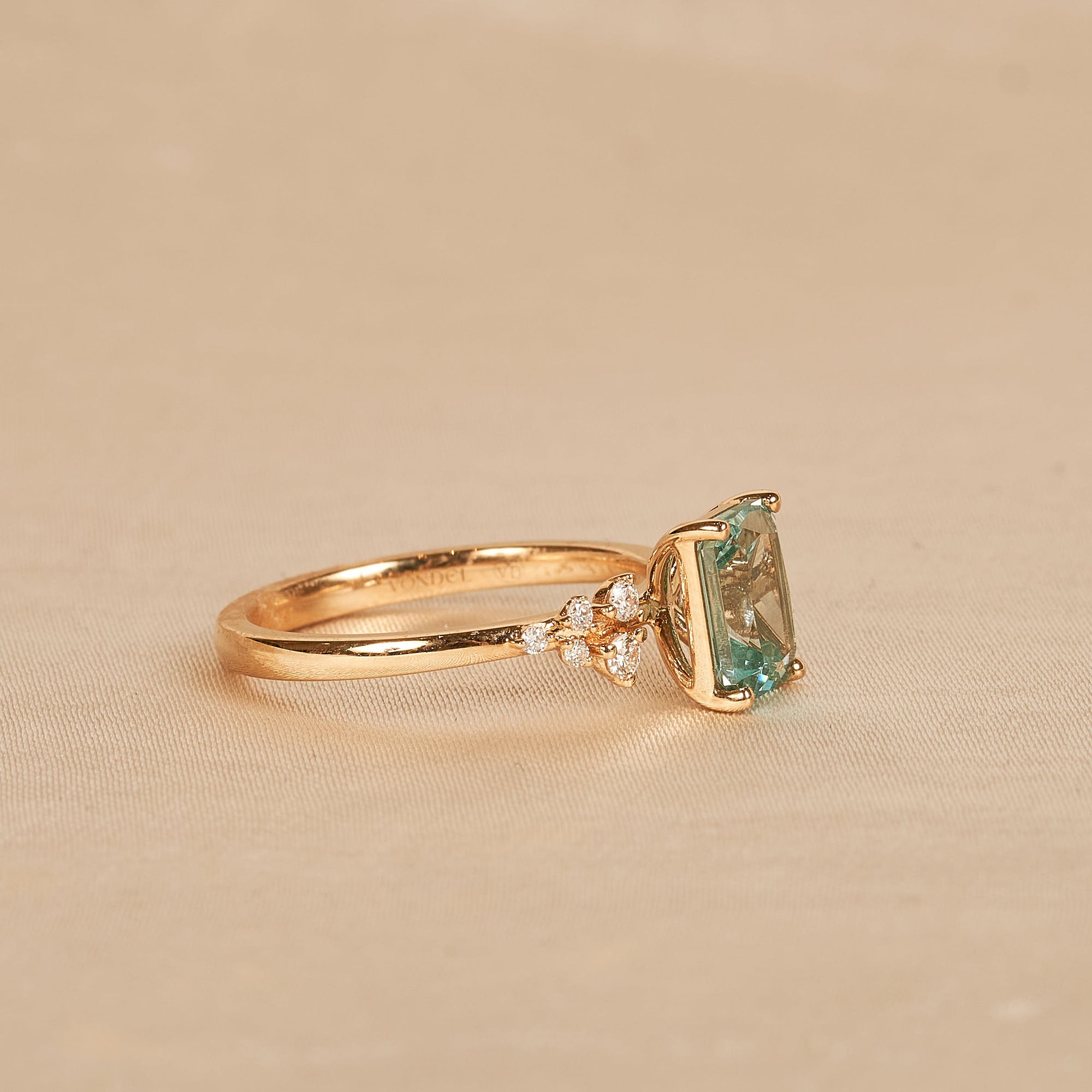 Zoe - In Stock - Bluish Green Spinel Radiant Lab Grown Diamond Ring Snowdrift - 18K Yellow Gold - 1,5 ct