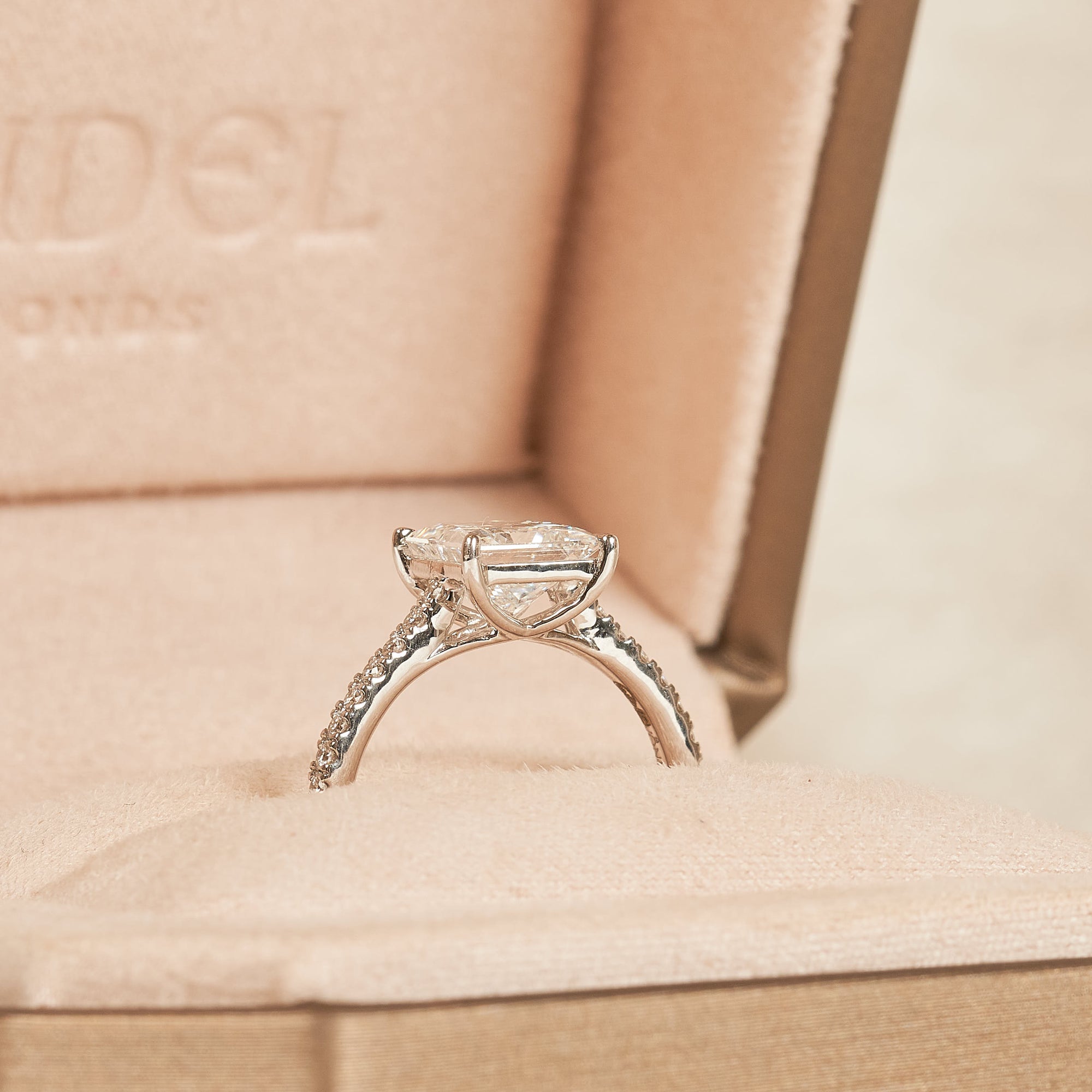 Eveline - In Stock - Princess Solitair Crossover Lab Grown Diamond Ring with Pave Band - 18K White Gold - 2,21 ct