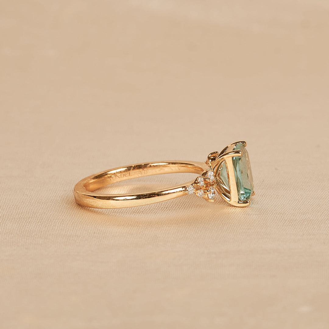 Zoe - In Stock - Bluish Green Spinel Radiant Lab Grown Diamond Ring Snowdrift - 18K Yellow Gold - 1,5 ct