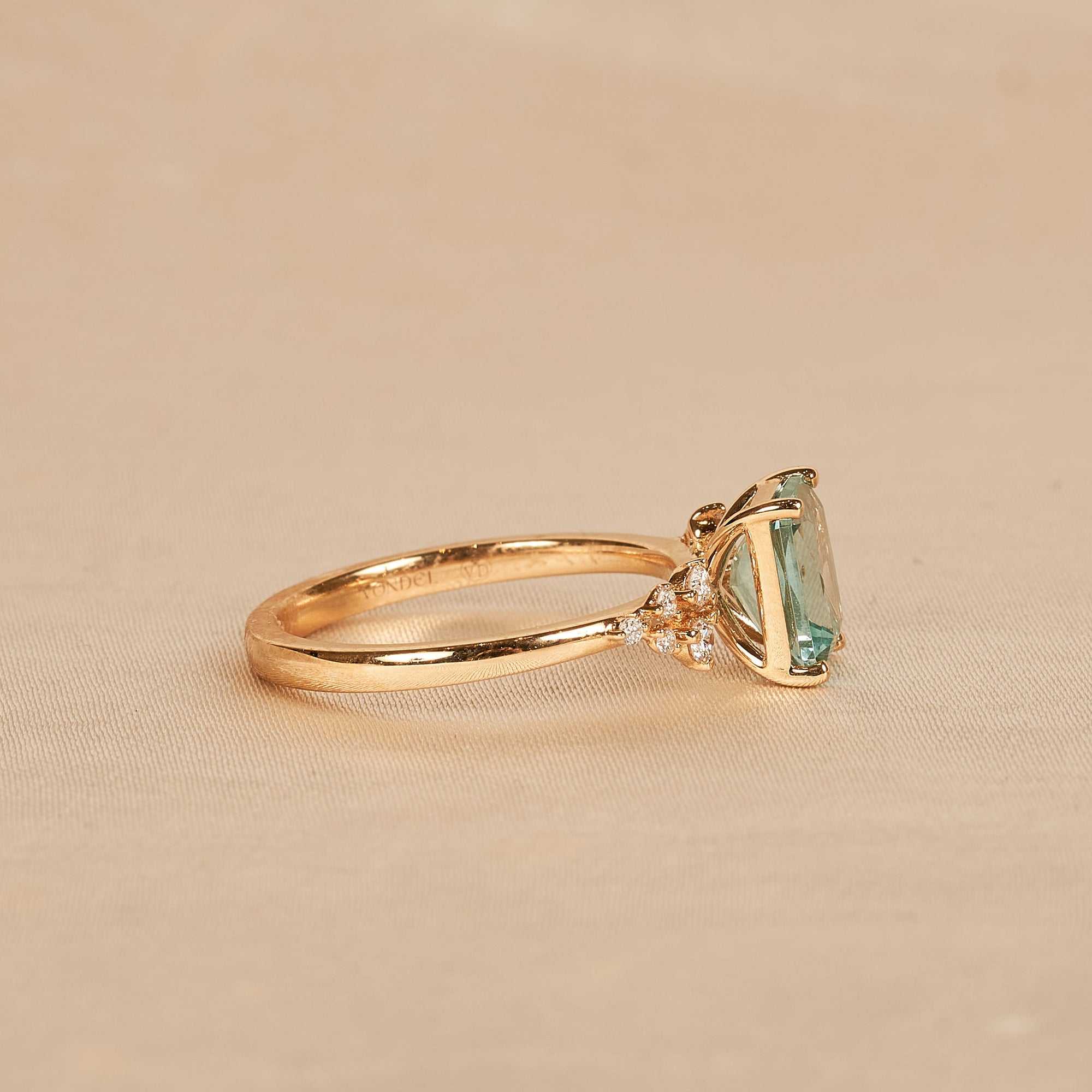 Zoe - In Stock - Bluish Green Spinel Radiant Lab Grown Diamond Ring Snowdrift - 18K Yellow Gold - 1,5 ct
