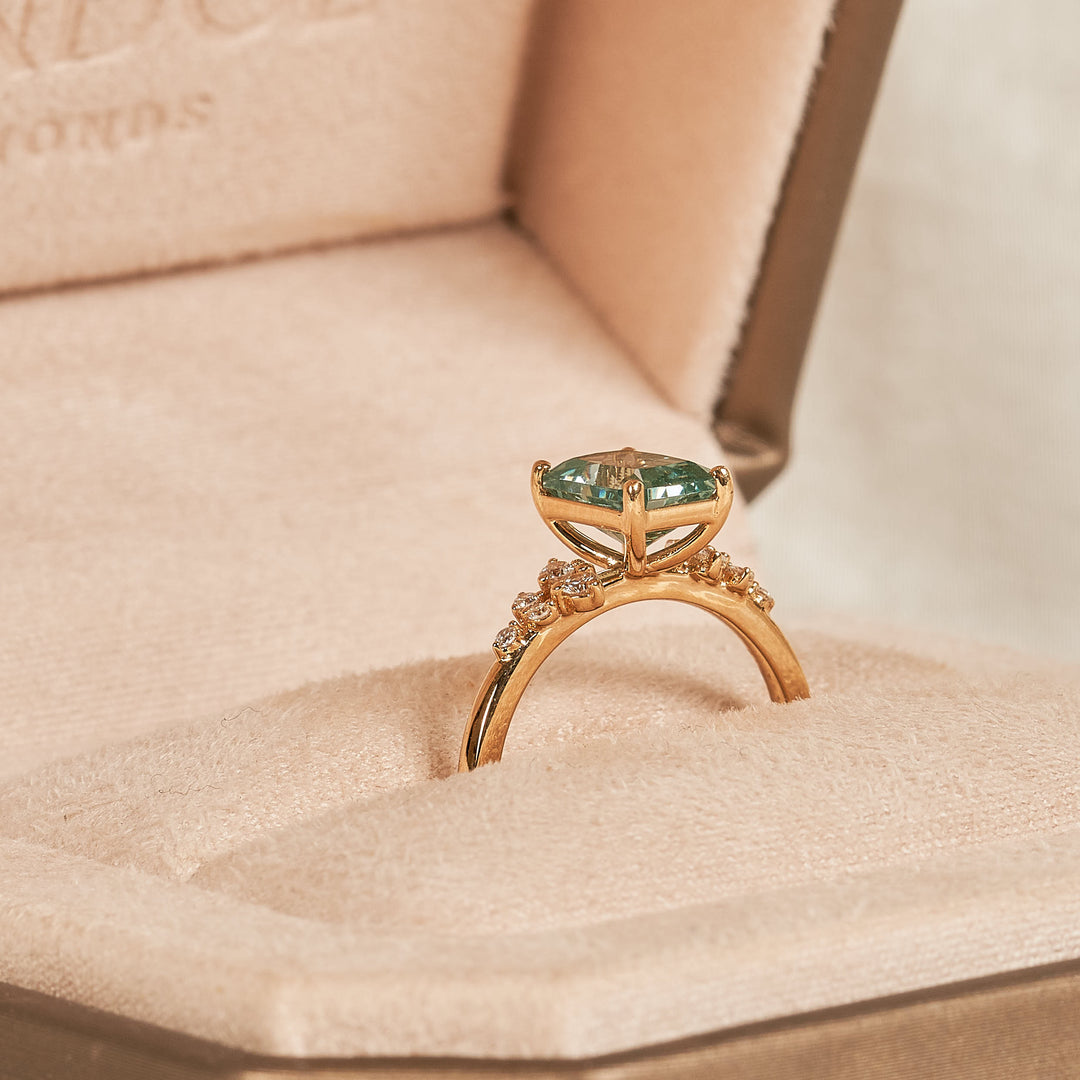 Zoe - In Stock - Bluish Green Spinel Radiant Lab Grown Diamond Ring Snowdrift - 18K Yellow Gold - 1,5 ct