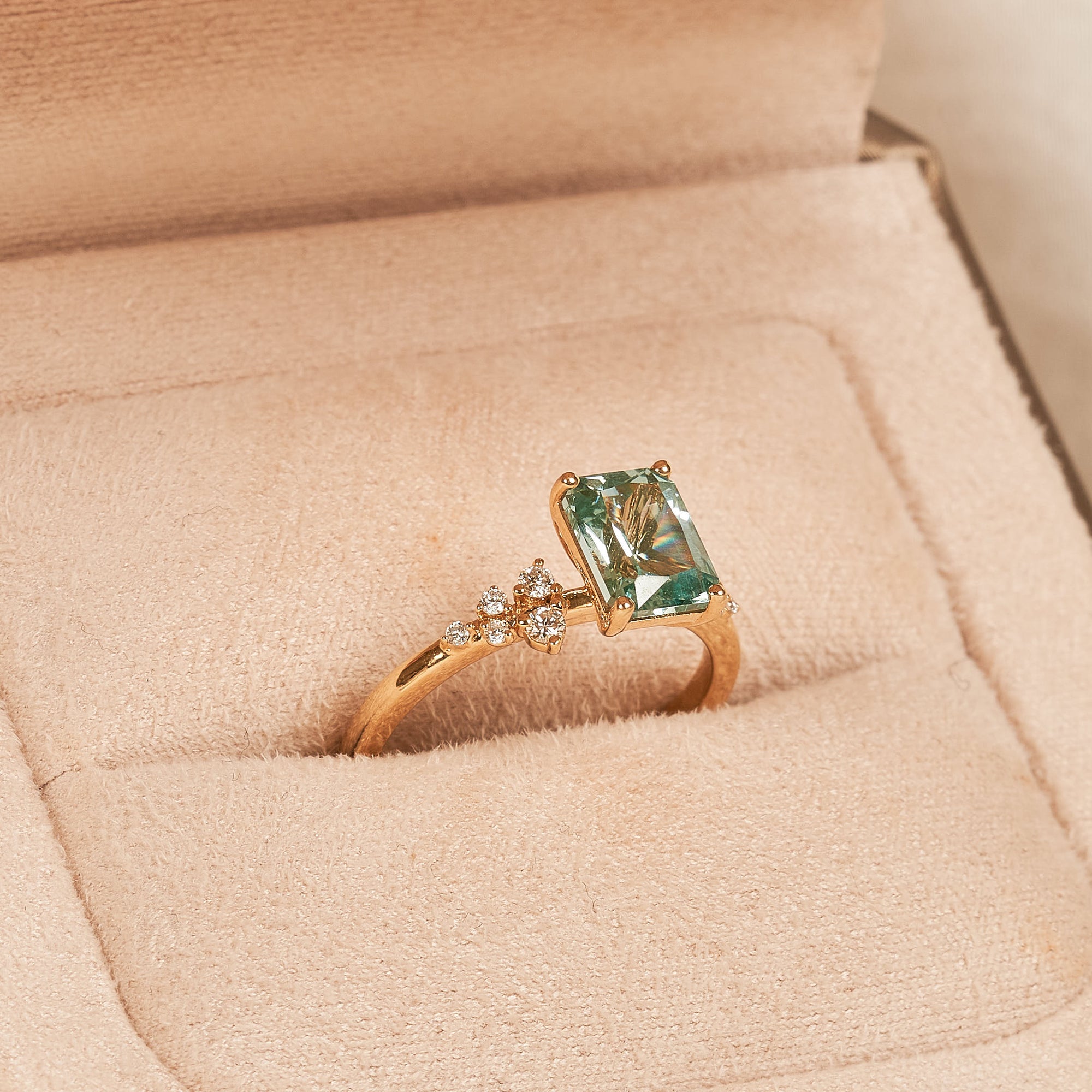 Zoe - In Stock - Bluish Green Spinel Radiant Lab Grown Diamond Ring Snowdrift - 18K Yellow Gold - 1,5 ct