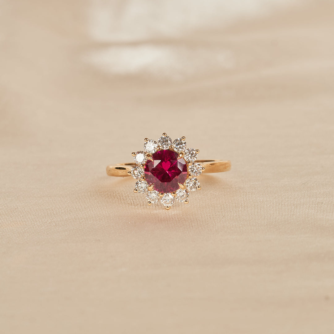 Ruby - In Stock - Round Brilliant Halo Flower Lab Grown Diamond Ring - 18K Yellow Gold - 1,5 ct
