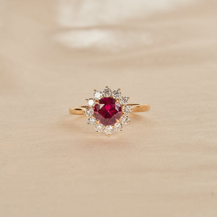Ruby - In Stock - Round Brilliant Halo Flower Lab Grown Diamond Ring - 18K Yellow Gold - 1,5 ct