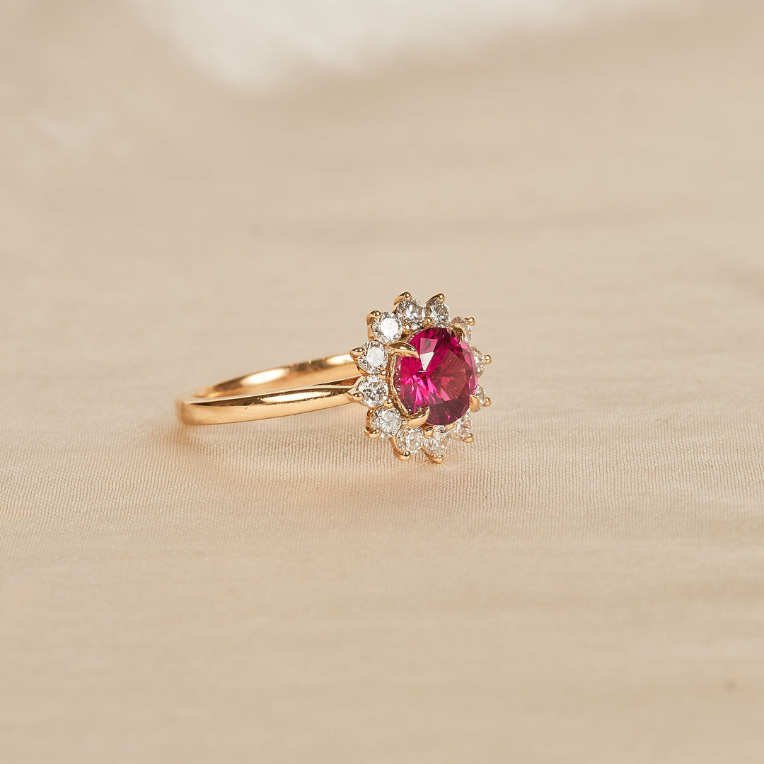 Ruby - In Stock - Round Brilliant Halo Flower Lab Grown Diamond Ring - 18K Yellow Gold - 1,5 ct