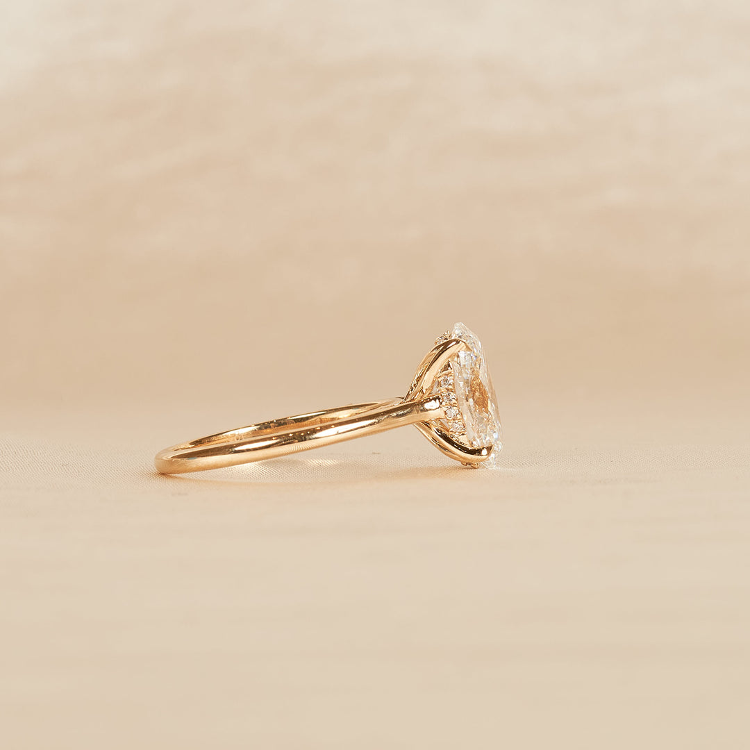 Lyann - In Stock - Oval Petal Prong Lab Grown Diamond Ring - 18K Gold - 2,6 ct