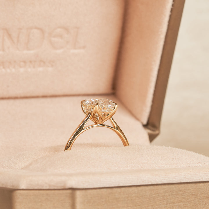 Lyann - In Stock - Oval Petal Prong Lab Grown Diamond Ring - 18K Gold - 2,6 ct