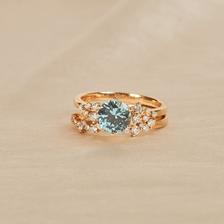 Ella – Auf Lager – Ring mit hellblauem Saphir (1,5 ct) und rundem, im Labor gezüchtetem Diamanten, inklusive passendem Stapelring-Set „Diamond Snowdrift“ – 18 Karat Gelbgold – 1,5 ct