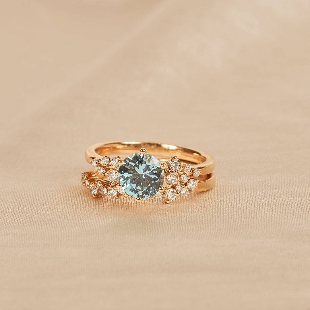 Ella – Auf Lager – Ring mit hellblauem Saphir (1,5 ct) und rundem, im Labor gezüchtetem Diamanten, inklusive passendem Stapelring-Set „Diamond Snowdrift“ – 18 Karat Gelbgold – 1,5 ct