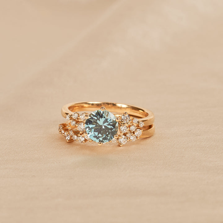 Ella – Auf Lager – Ring mit hellblauem Saphir (1,5 ct) und rundem, im Labor gezüchtetem Diamanten, inklusive passendem Stapelring-Set „Diamond Snowdrift“ – 18 Karat Gelbgold – 1,5 ct