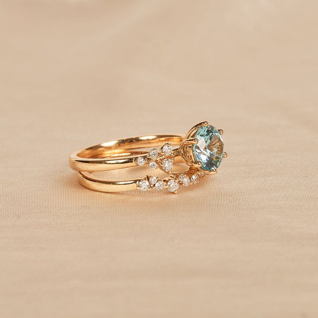 Ella – Auf Lager – Ring mit hellblauem Saphir (1,5 ct) und rundem, im Labor gezüchtetem Diamanten, inklusive passendem Stapelring-Set „Diamond Snowdrift“ – 18 Karat Gelbgold – 1,5 ct