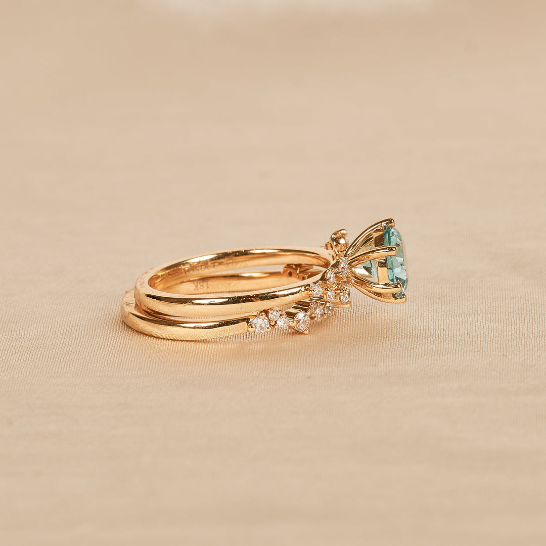 Ella – Auf Lager – Ring mit hellblauem Saphir (1,5 ct) und rundem, im Labor gezüchtetem Diamanten, inklusive passendem Stapelring-Set „Diamond Snowdrift“ – 18 Karat Gelbgold – 1,5 ct