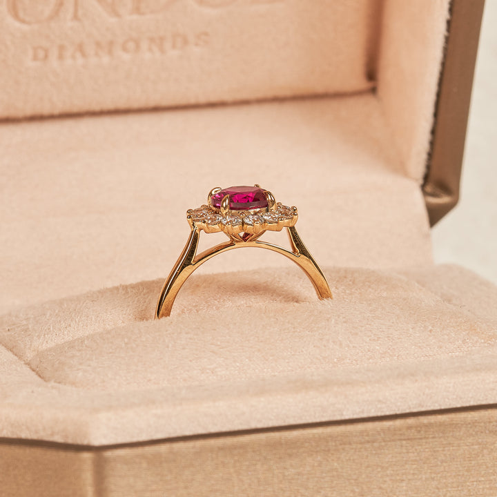 Ruby - In Stock - Round Brilliant Halo Flower Lab Grown Diamond Ring - 18K Yellow Gold - 1,5 ct