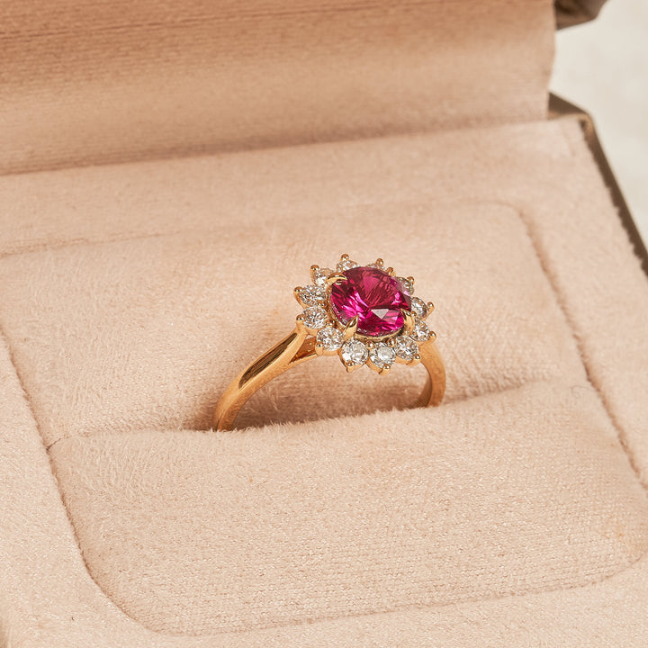 Ruby - In Stock - Round Brilliant Halo Flower Lab Grown Diamond Ring - 18K Yellow Gold - 1,5 ct