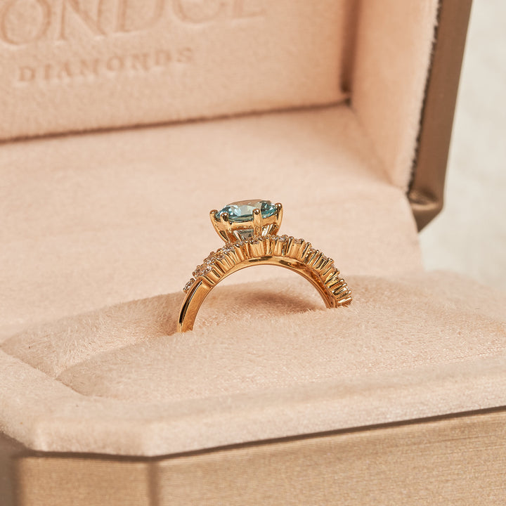 Ella – Auf Lager – Ring mit hellblauem Saphir (1,5 ct) und rundem, im Labor gezüchtetem Diamanten, inklusive passendem Stapelring-Set „Diamond Snowdrift“ – 18 Karat Gelbgold – 1,5 ct