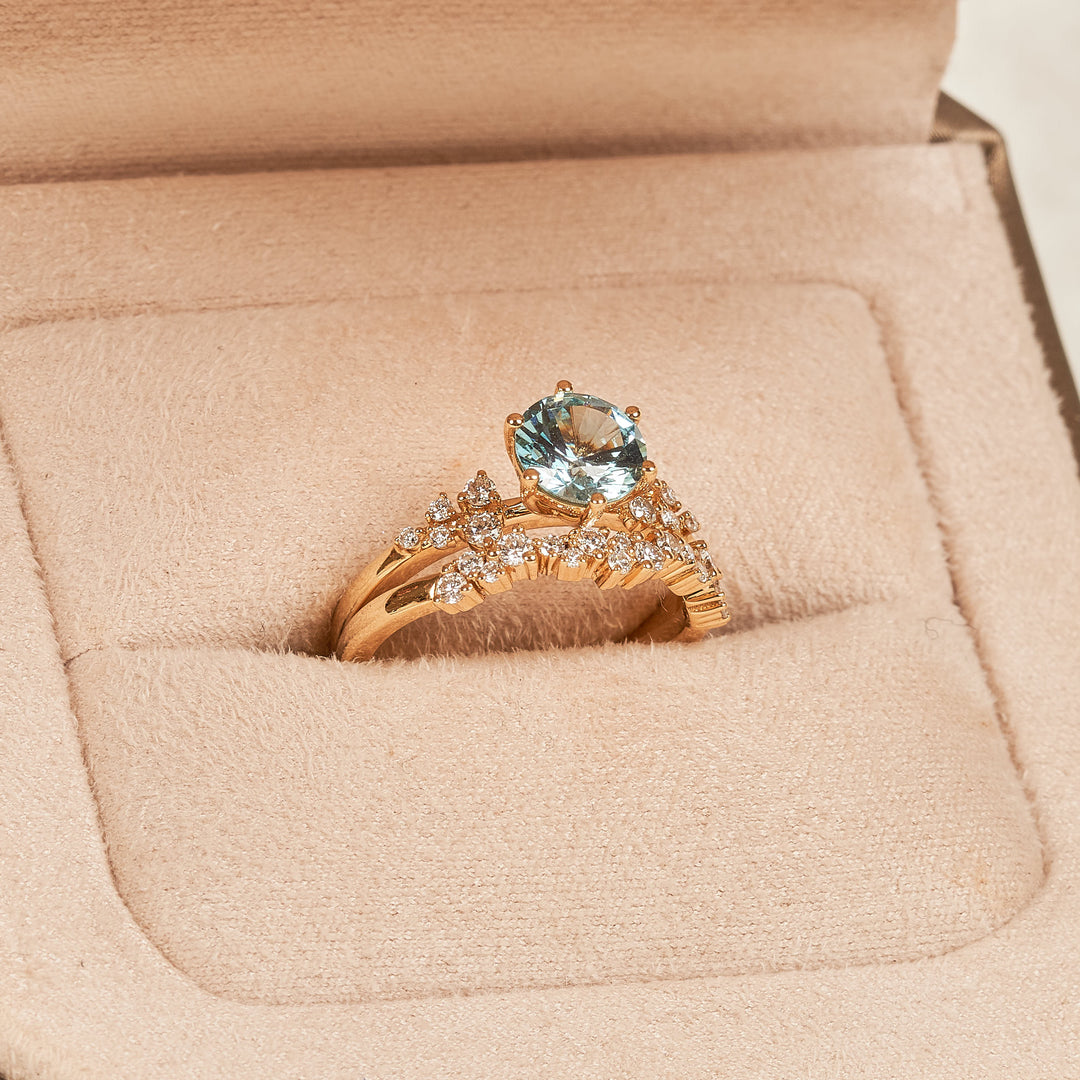 Ella – Auf Lager – Ring mit hellblauem Saphir (1,5 ct) und rundem, im Labor gezüchtetem Diamanten, inklusive passendem Stapelring-Set „Diamond Snowdrift“ – 18 Karat Gelbgold – 1,5 ct
