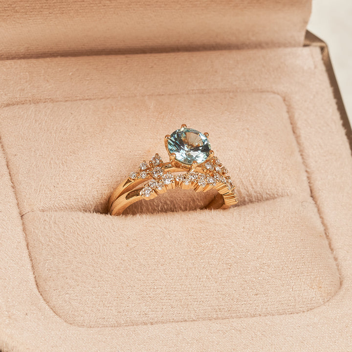 Ella – Auf Lager – Ring mit hellblauem Saphir (1,5 ct) und rundem, im Labor gezüchtetem Diamanten, inklusive passendem Stapelring-Set „Diamond Snowdrift“ – 18 Karat Gelbgold – 1,5 ct