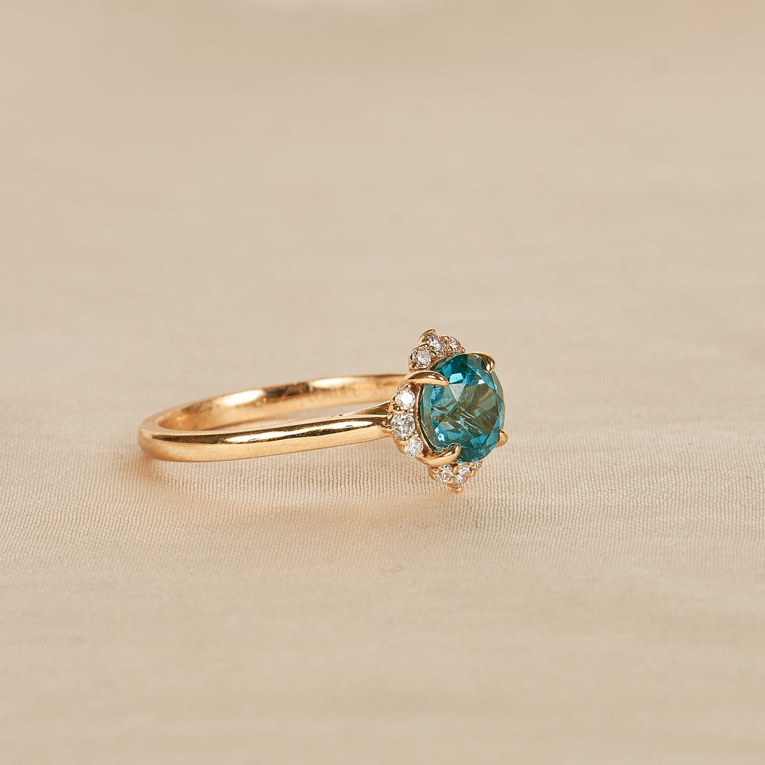 Sky - In Stock - Petrol Spinel Round Brilliant Lab Grown Diamond Ring - 18K Yellow Gold - 1,5 ct