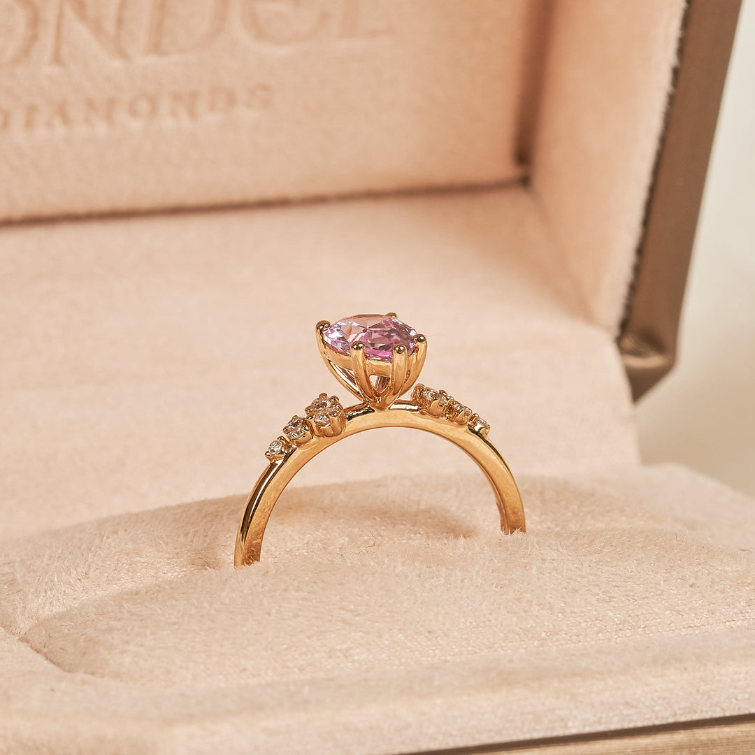 Pink Sapphire 1,5 ct  Pear Ring Snowdrift met Diamant  - 18K Geelgoud