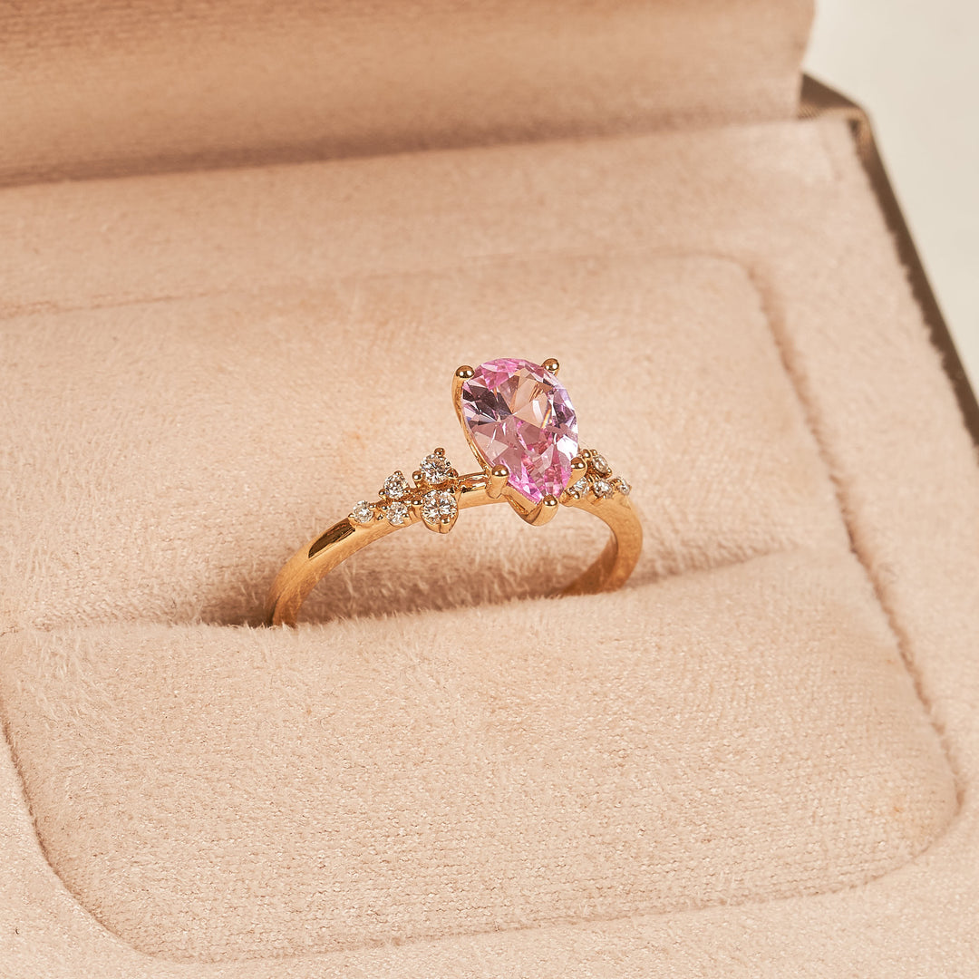 Pink Sapphire 1,5 ct  Pear Ring Snowdrift met Diamant  - 18K Geelgoud