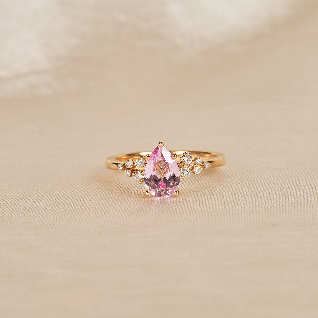 Pink Sapphire 1,5 ct  Pear Ring Snowdrift met Diamant  - 18K Geelgoud