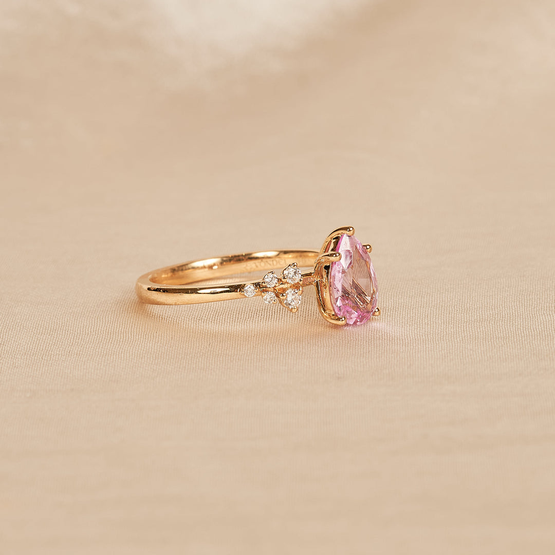 Pink Sapphire 1,5 ct  Pear Ring Snowdrift met Diamant  - 18K Geelgoud