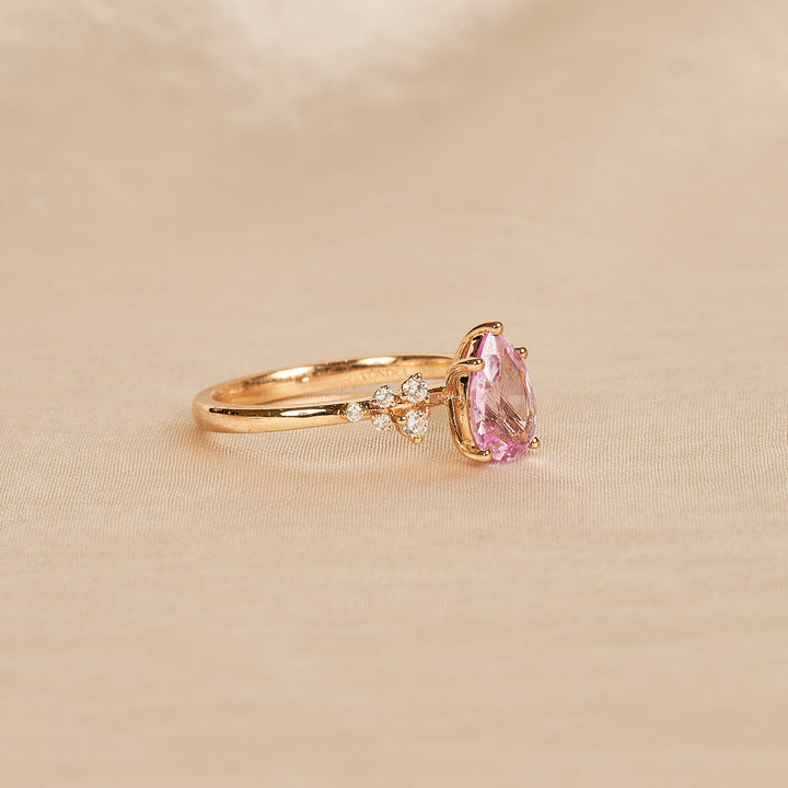 Pink Sapphire 1,5 ct  Pear Ring Snowdrift met Diamant  - 18K Geelgoud