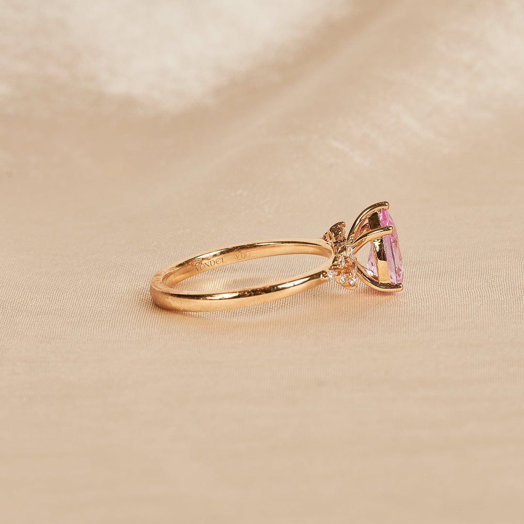 Pink Sapphire 1,5 ct  Pear Ring Snowdrift met Diamant  - 18K Geelgoud