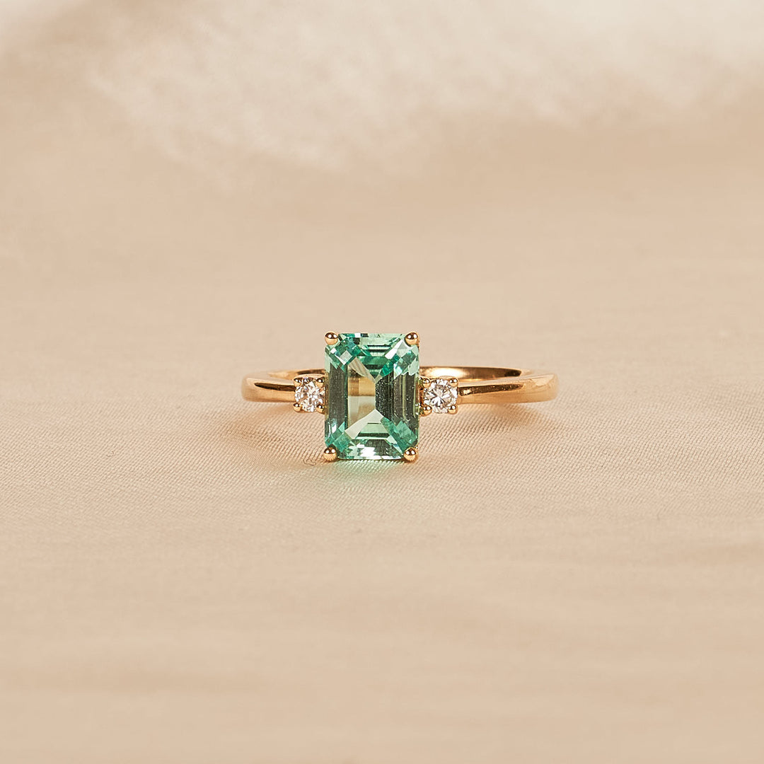 Frances - In Stock - Bluish Green Sapphire Emerald Lab Grown Diamond Ring - 18K Yellow Gold - 1,5 ct