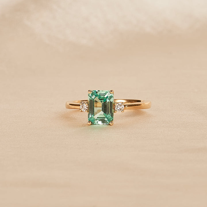 Frances - In Stock - Bluish Green Sapphire Emerald Lab Grown Diamond Ring - 18K Yellow Gold - 1,5 ct