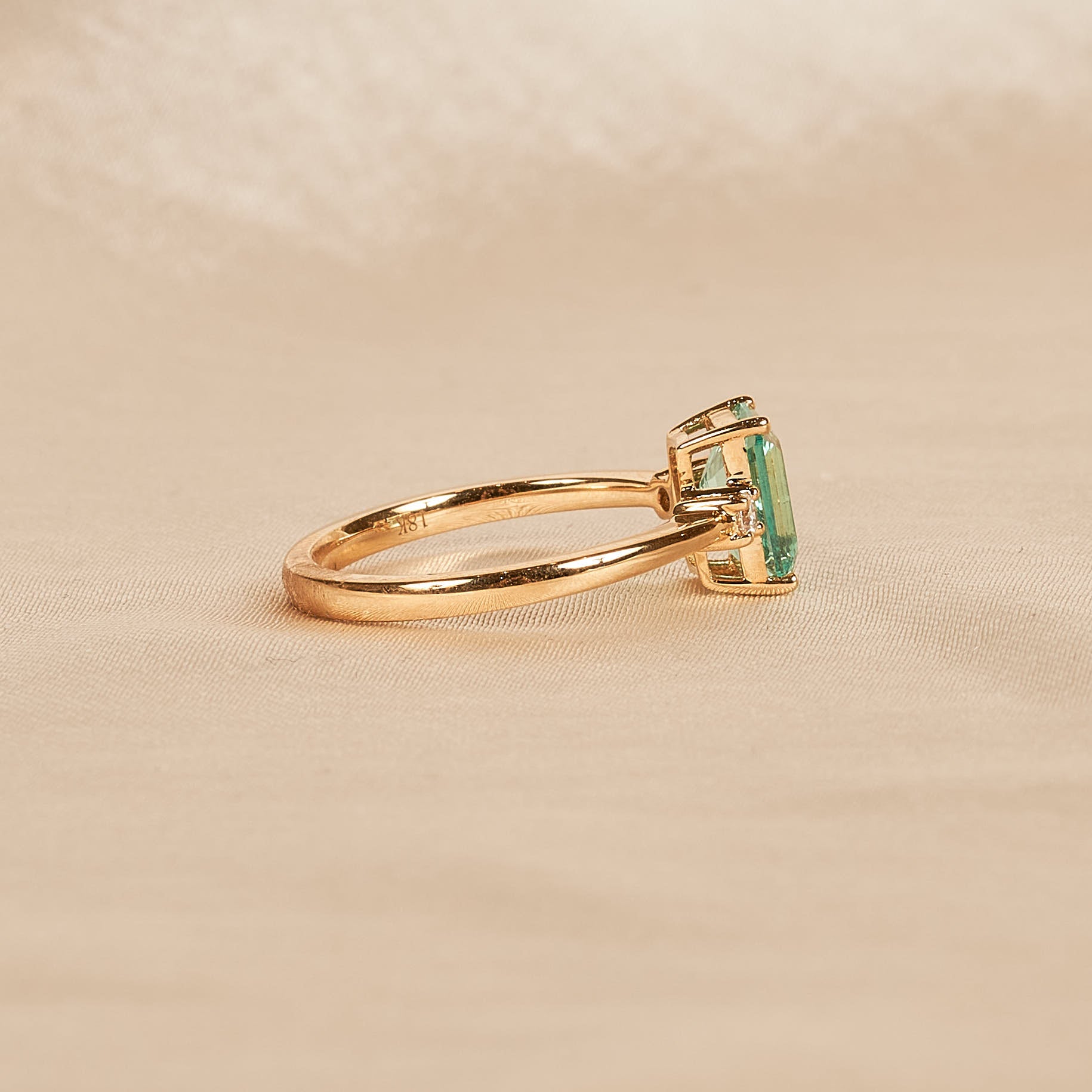 Frances - In Stock - Bluish Green Sapphire Emerald Lab Grown Diamond Ring - 18K Yellow Gold - 1,5 ct