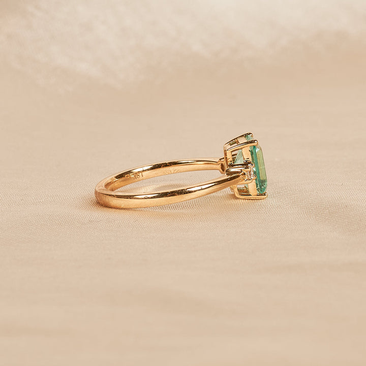 Frances - In Stock - Bluish Green Sapphire Emerald Lab Grown Diamond Ring - 18K Yellow Gold - 1,5 ct