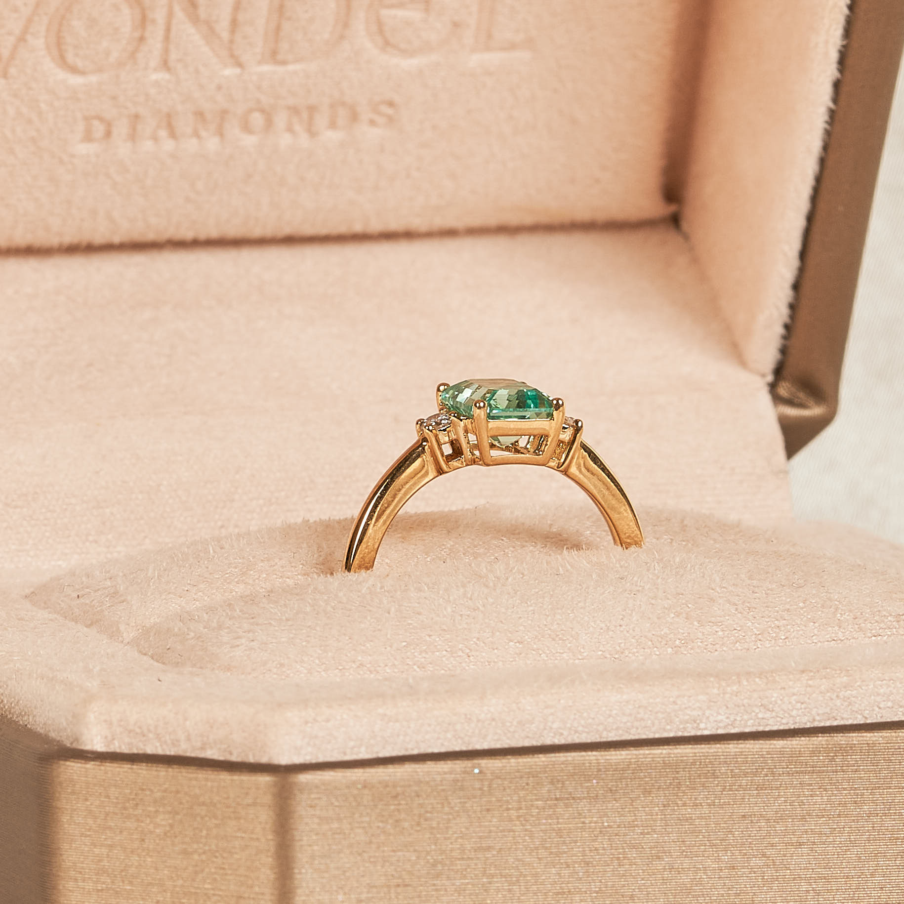 Frances - In Stock - Bluish Green Sapphire Emerald Lab Grown Diamond Ring - 18K Yellow Gold - 1,5 ct