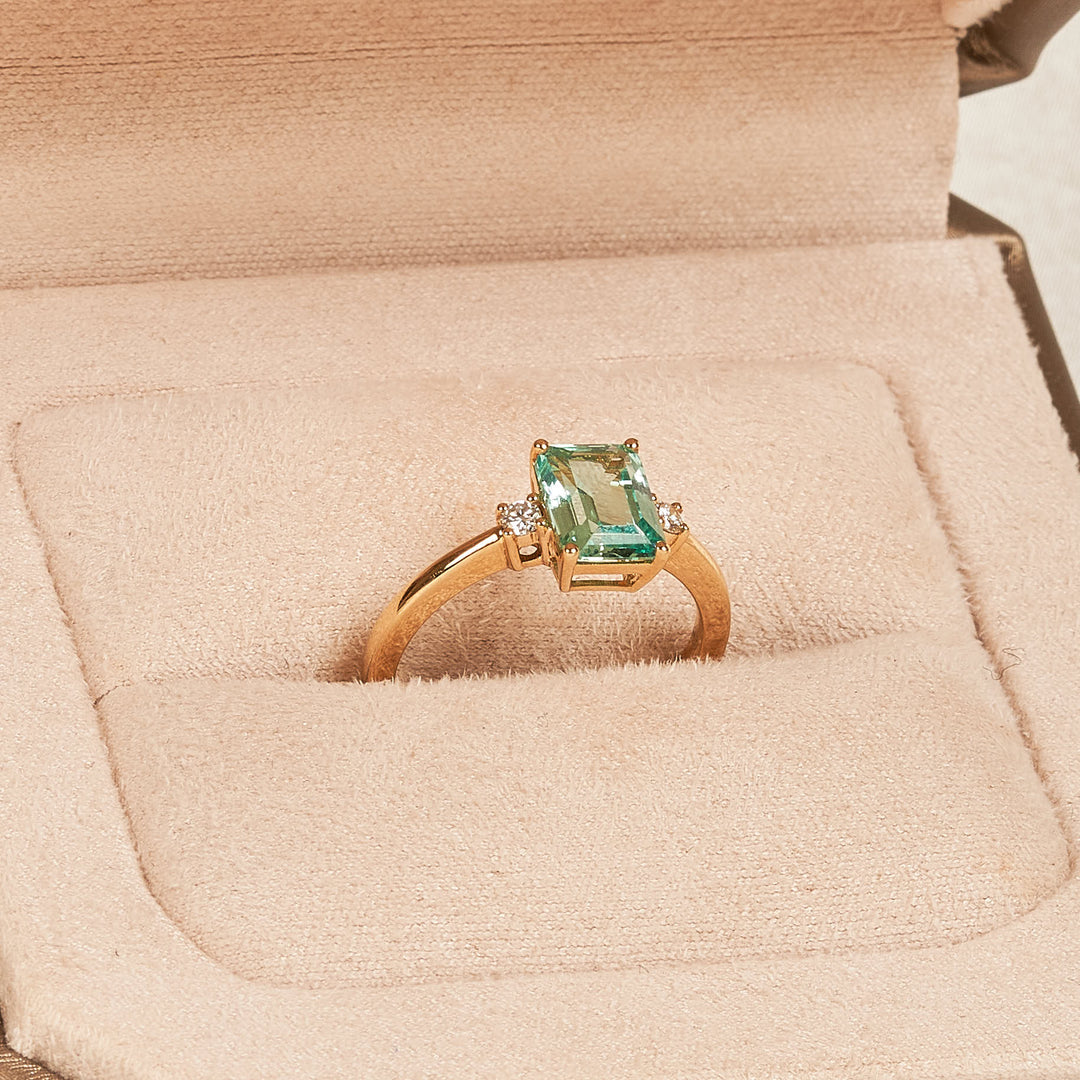Frances - In Stock - Bluish Green Sapphire Emerald Lab Grown Diamond Ring - 18K Yellow Gold - 1,5 ct