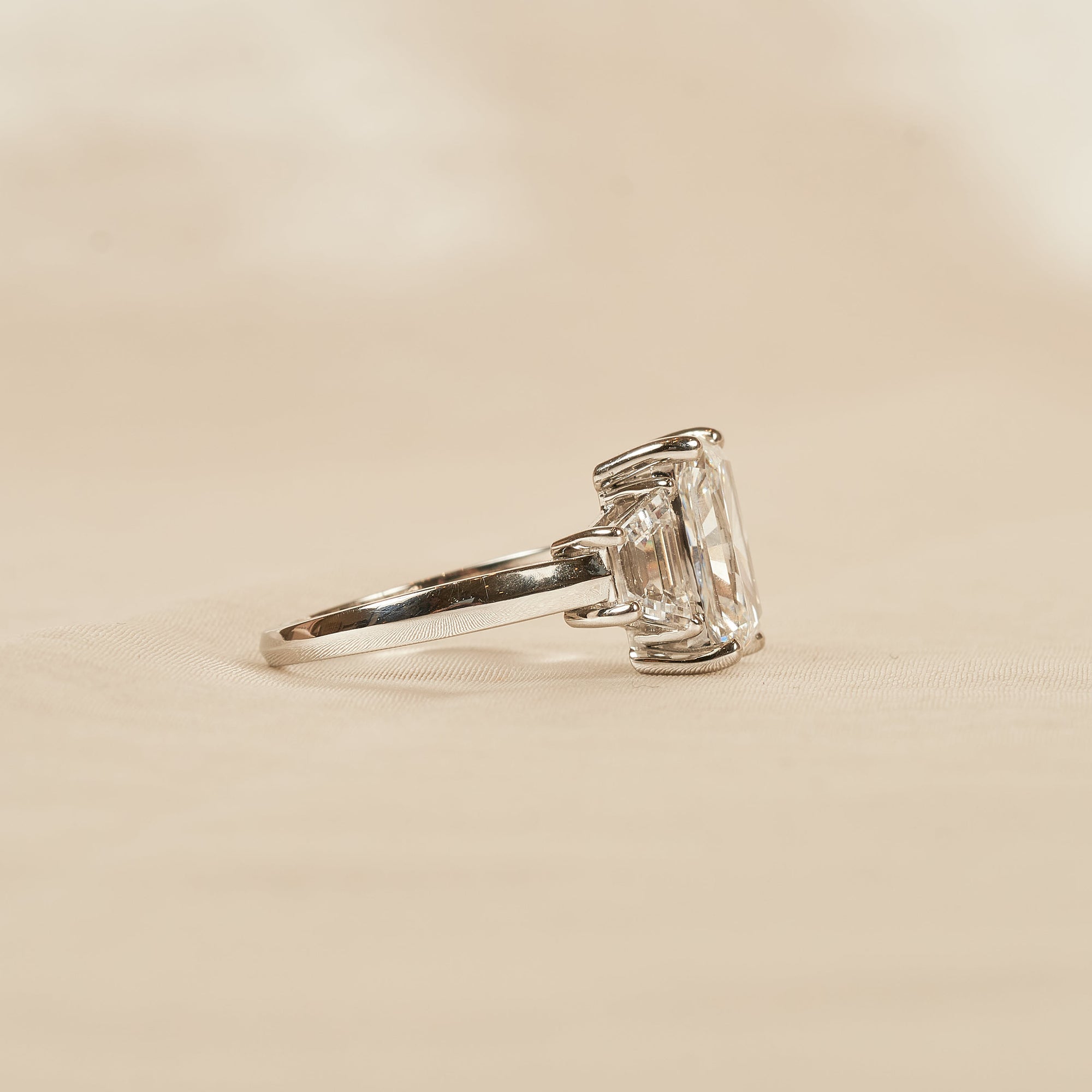 Kiara - Radiant Lab Grown Diamond Trilogy Ring - Platinum - 3,87 ct