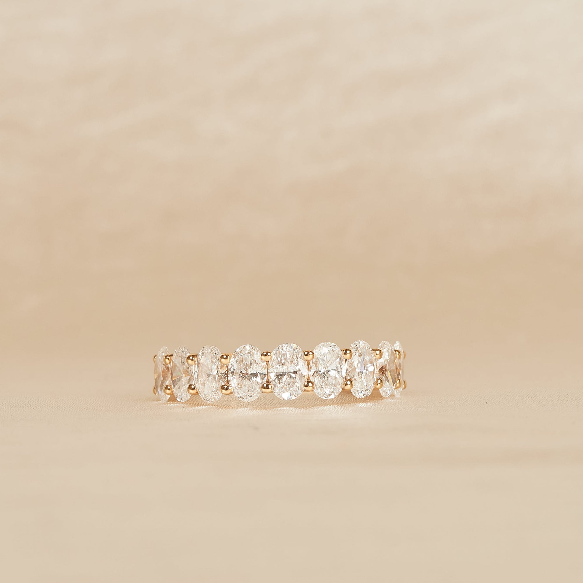 Ashley - Oval Half Eternity Lab Grown Diamond Ring, U-Setting - 18K Gold - 2,30 ct