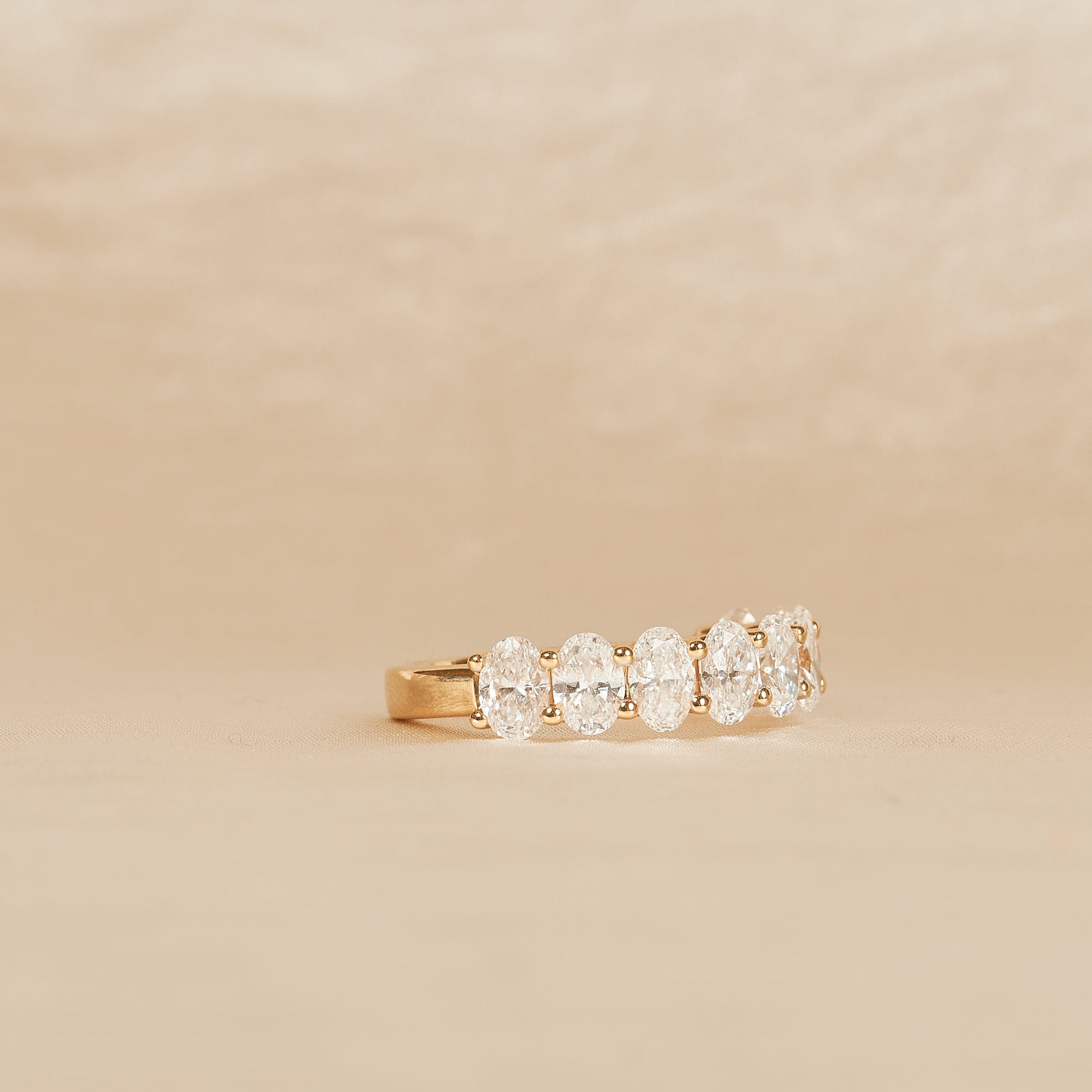 Ashley - Oval Half Eternity Lab Grown Diamond Ring, U-Setting - 18K Gold - 2,30 ct