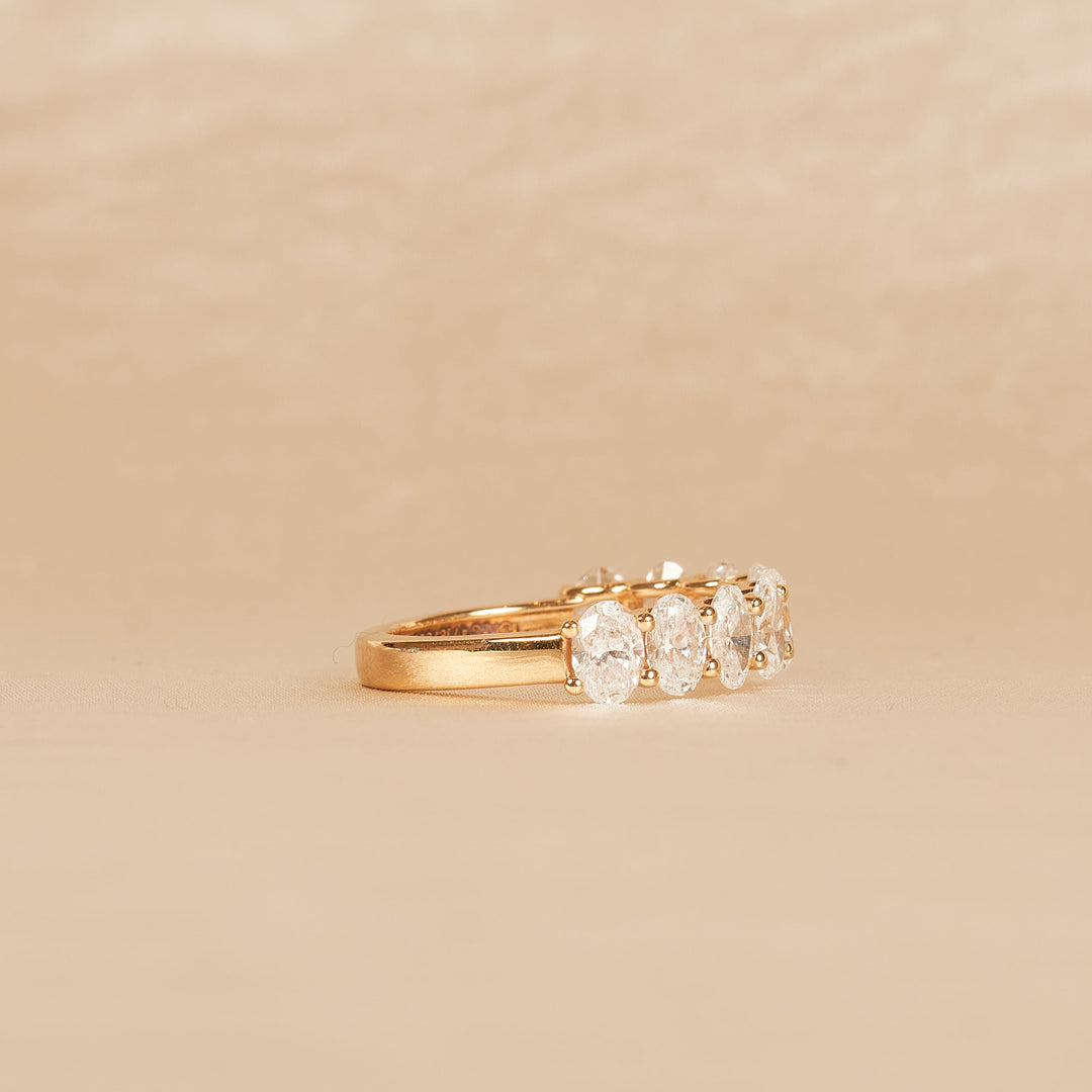 Ashley - Oval Half Eternity Lab Grown Diamond Ring, U-Setting - 18K Gold - 2,30 ct