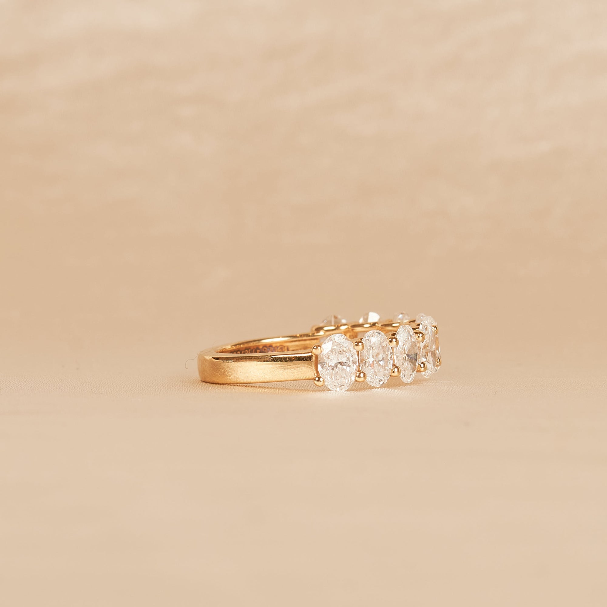 Ashley - Oval Half Eternity Lab Grown Diamond Ring, U-Setting - 18K Gold - 2,30 ct