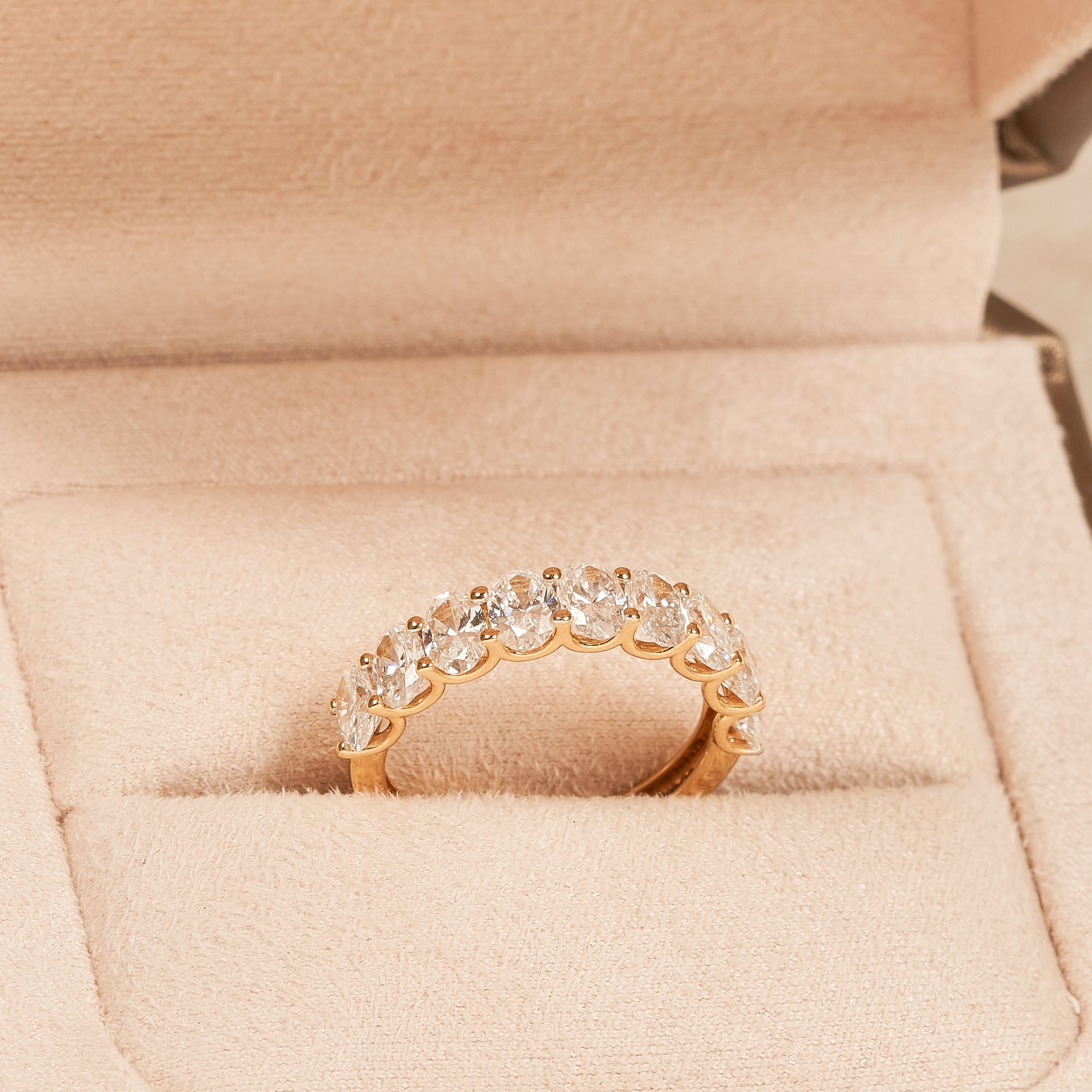 Ashley - Oval Half Eternity Lab Grown Diamond Ring, U-Setting - 18K Gold - 2,30 ct