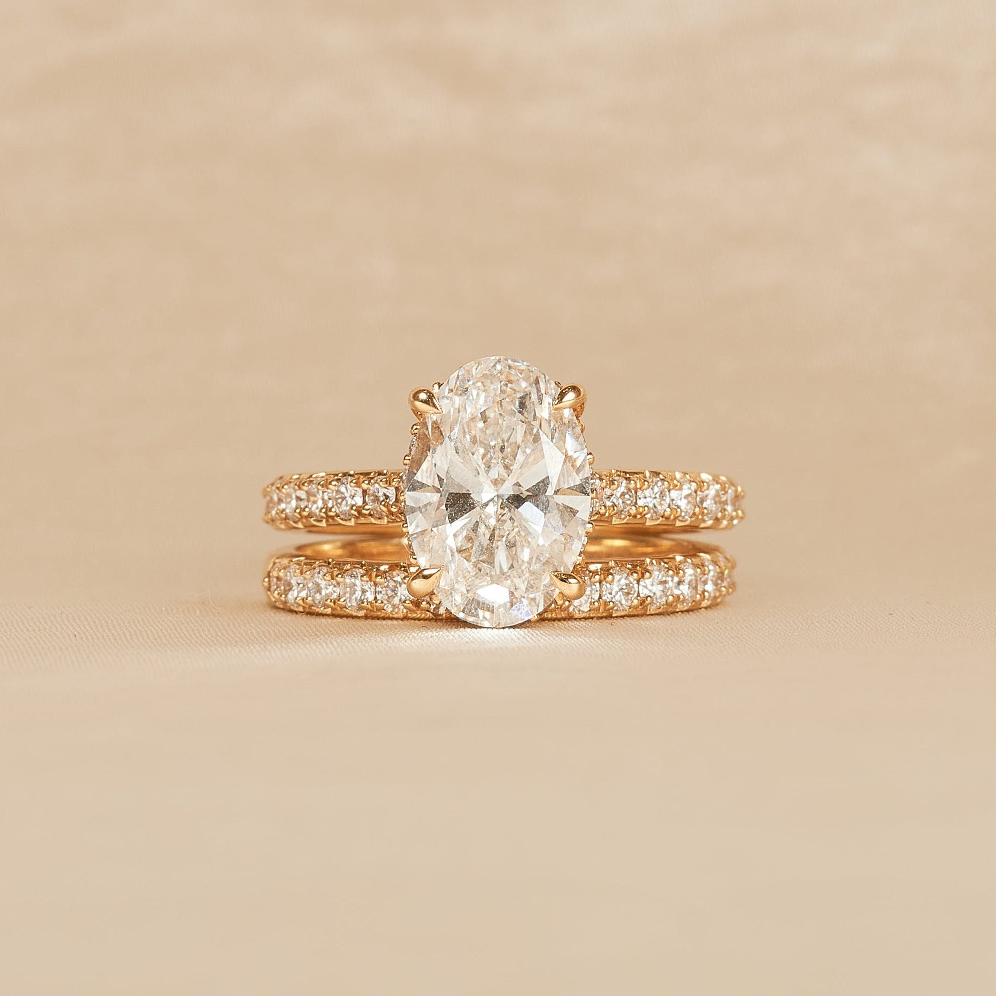 Victoria - In Stock - Oval Solitair Pave with Pave Side Band Set - 18K Gold - 4,02 ct