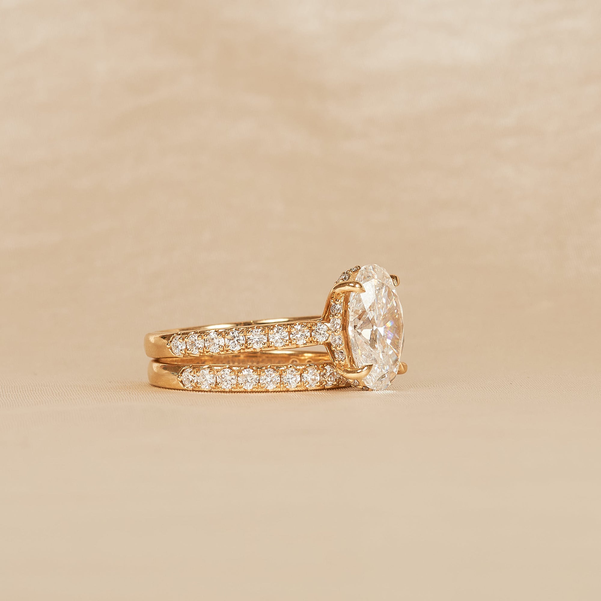 Victoria - In Stock - Oval Solitair Pave with Pave Side Band Set - 18K Gold - 4,02 ct
