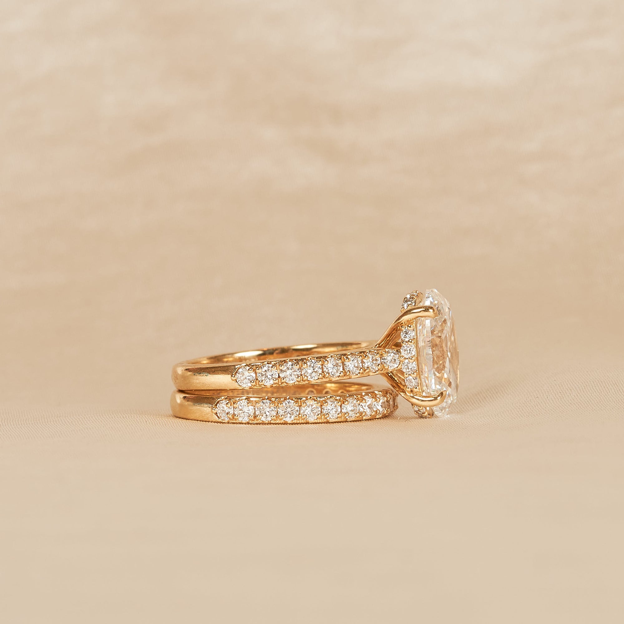 Victoria - In Stock - Oval Solitair Pave with Pave Side Band Set - 18K Gold - 4,02 ct