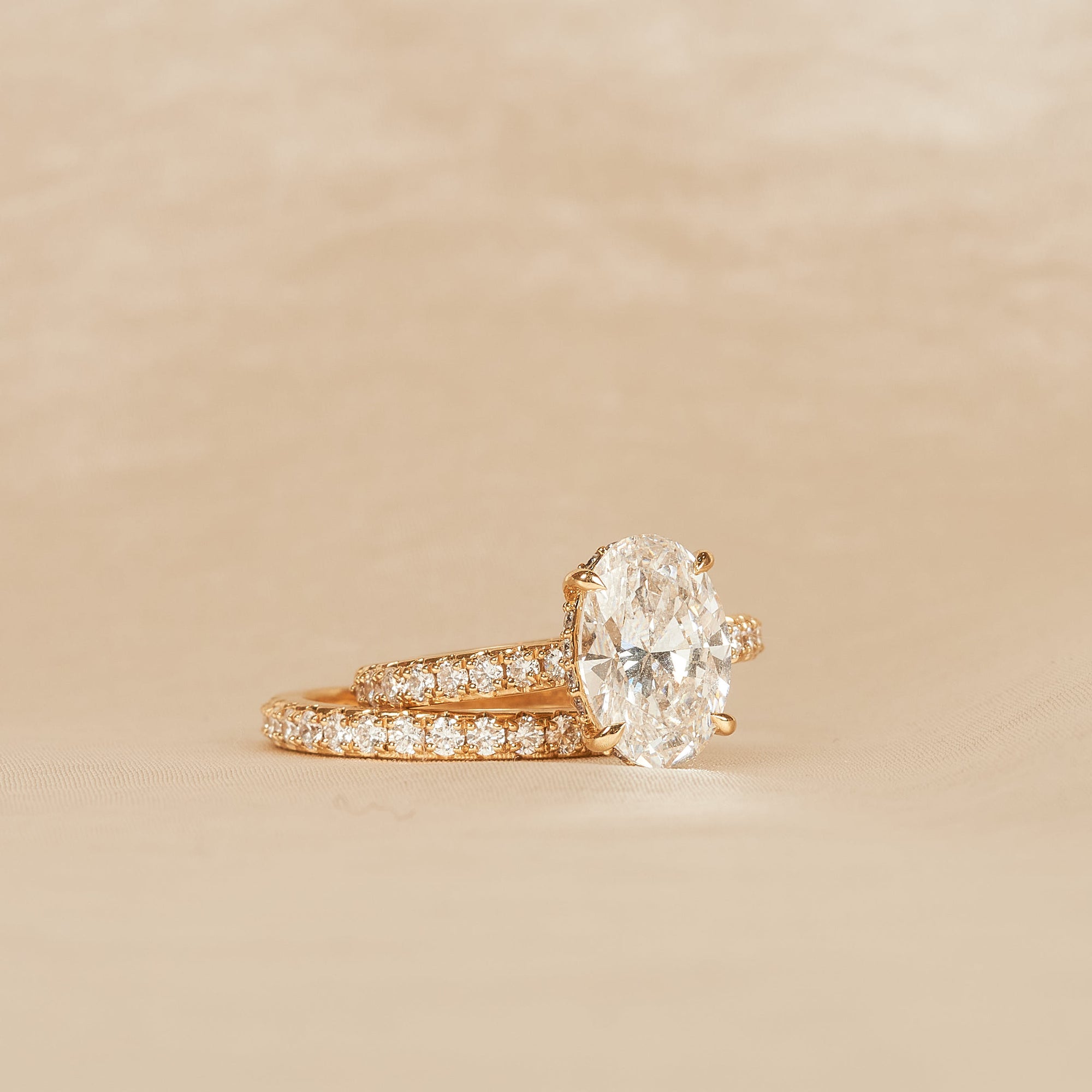 Victoria - In Stock - Oval Solitair Pave with Pave Side Band Set - 18K Gold - 4,02 ct