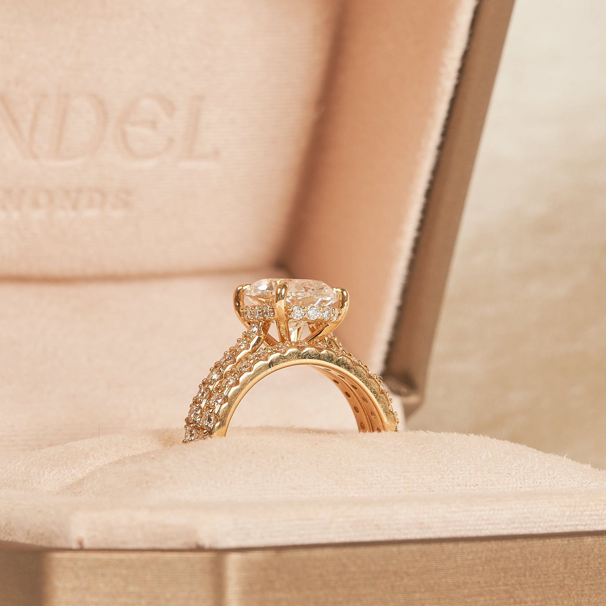 Victoria - In Stock - Oval Solitair Pave with Pave Side Band Set - 18K Gold - 4,02 ct