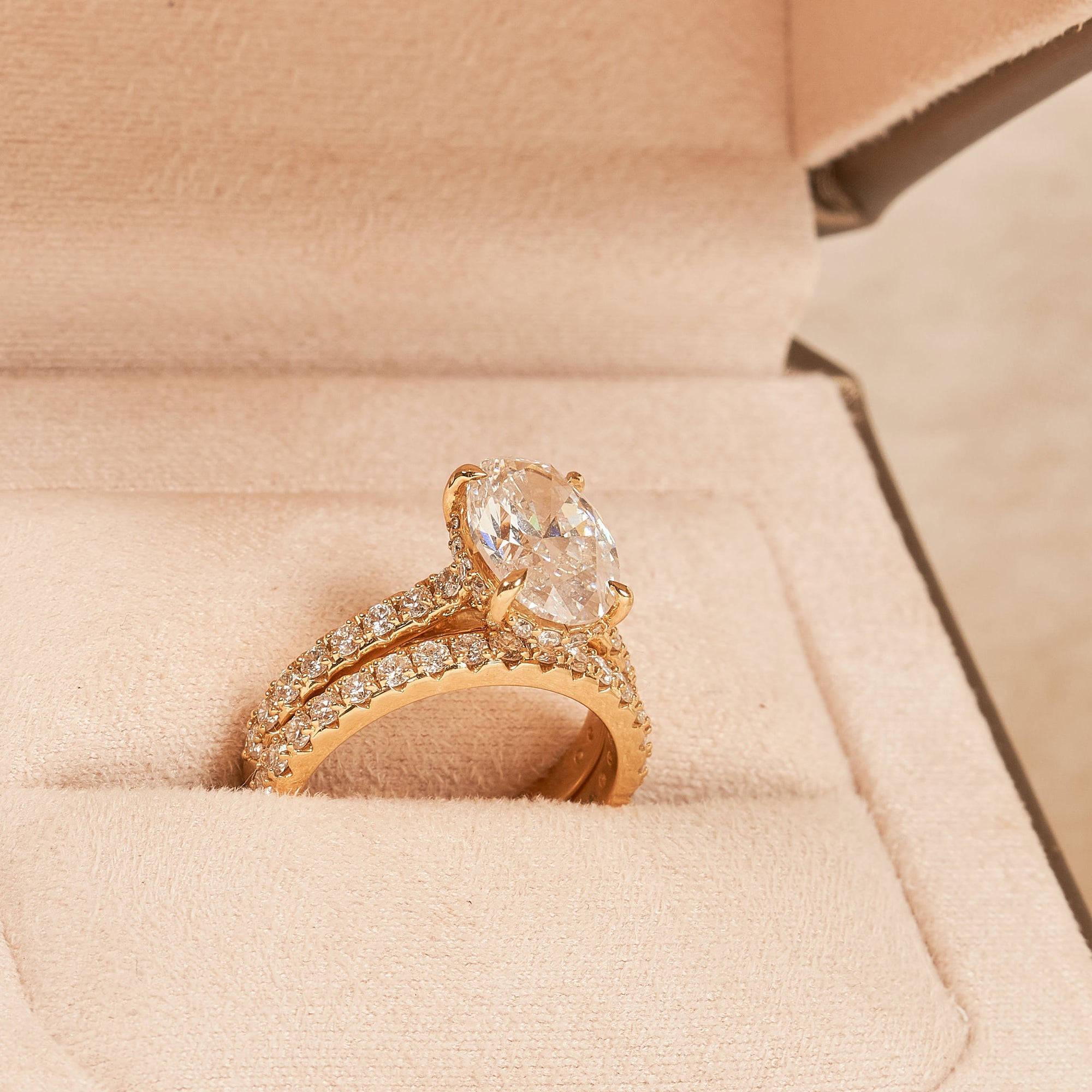 Victoria - In Stock - Oval Solitair Pave with Pave Side Band Set - 18K Gold - 4,02 ct