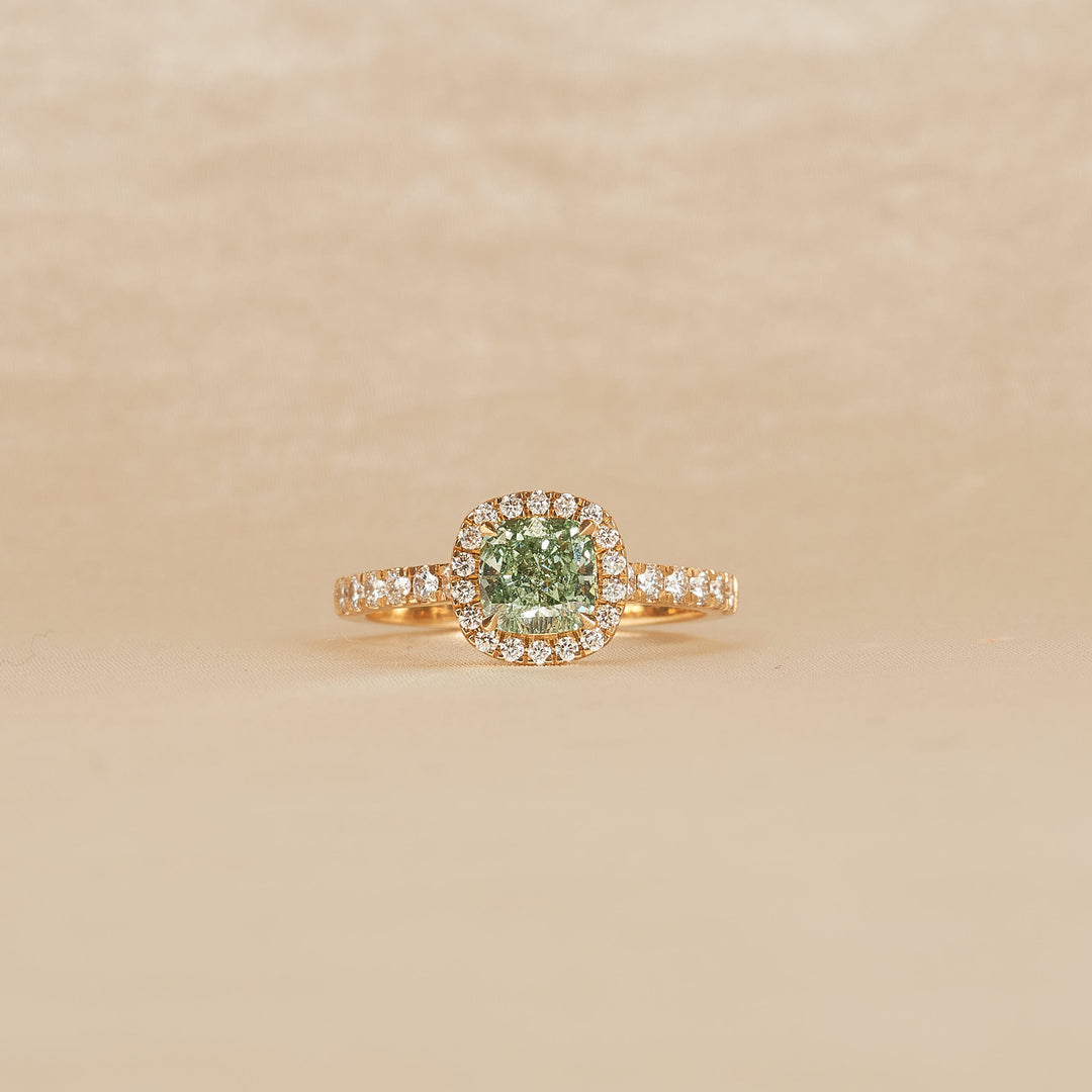 Clara - In Stock - Cushion Halo Lab Grown Diamond Ring with Pave Band and Green Diamond - 18K Yellow Gold - 1,42 ct